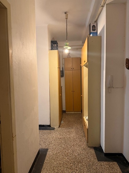 Przedpokój z szafami w zabudowie