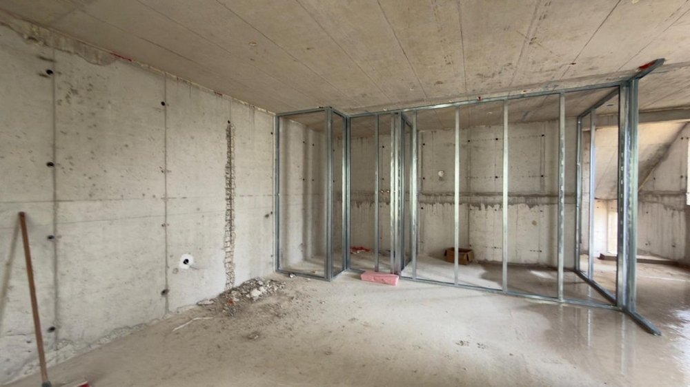 Niedokończona sypialnia ze ścianami z płyt kartonowo-gipsowych