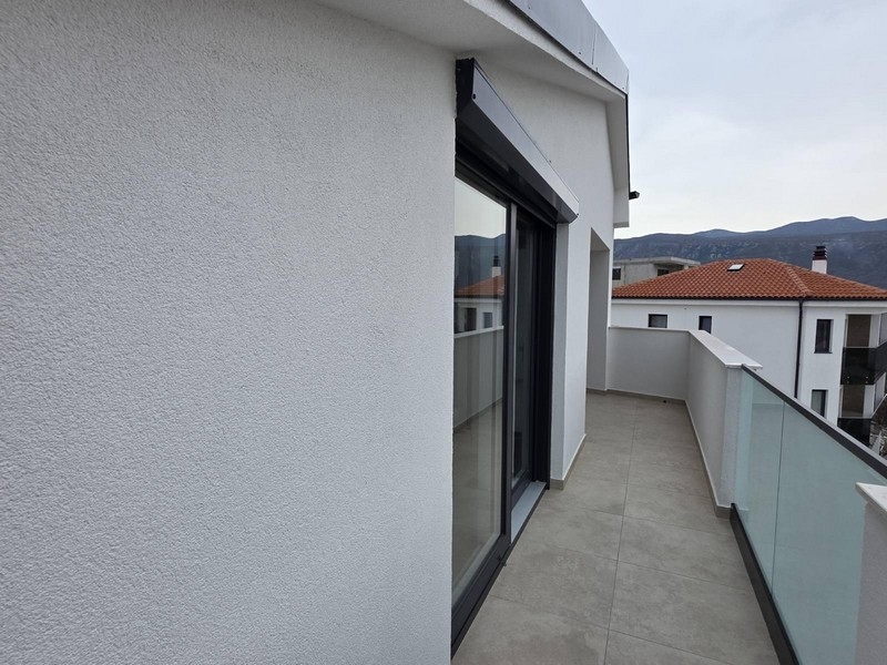 Widok na taras apartamentu na poddaszu A3859 w Novi Vinodolski.