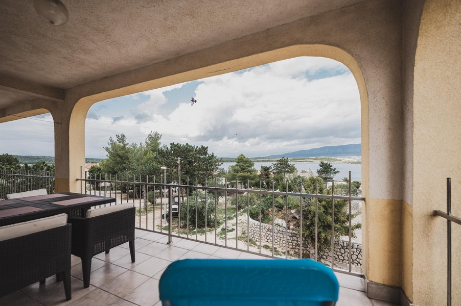 Taras z widokiem na morze w apartamencie A3860, który jest na sprzedaż na wyspie Krk.