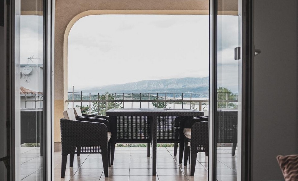 Zadaszony taras z widokiem na morze i częścią wypoczynkową