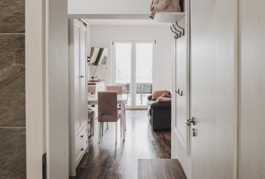 Przedpokój z widokiem na część dzienną i balkon