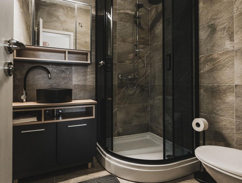 Łazienka z prysznicem i toaletką