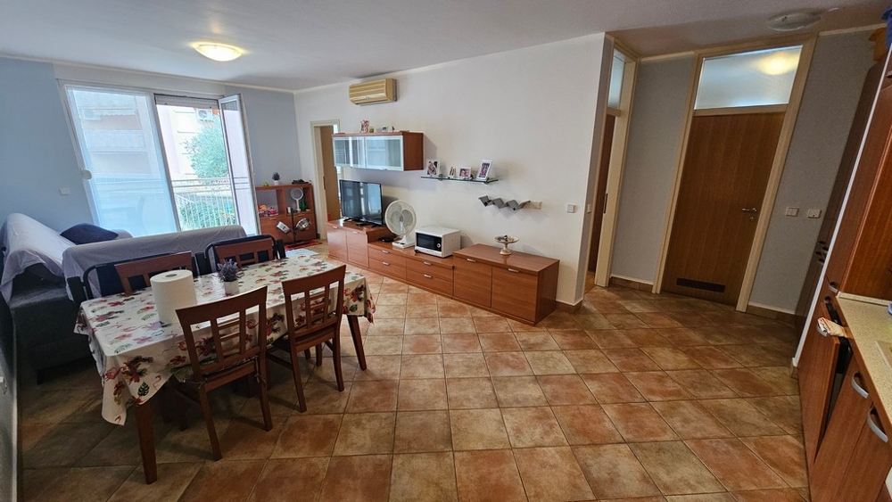 Salon i jadalnia z otwartą kuchnią i wyjściem na balkon