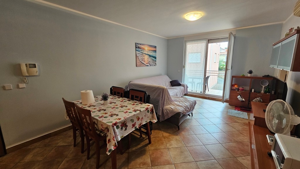 Pokój dzienny z sofą, jadalnią i wyjściem na taras