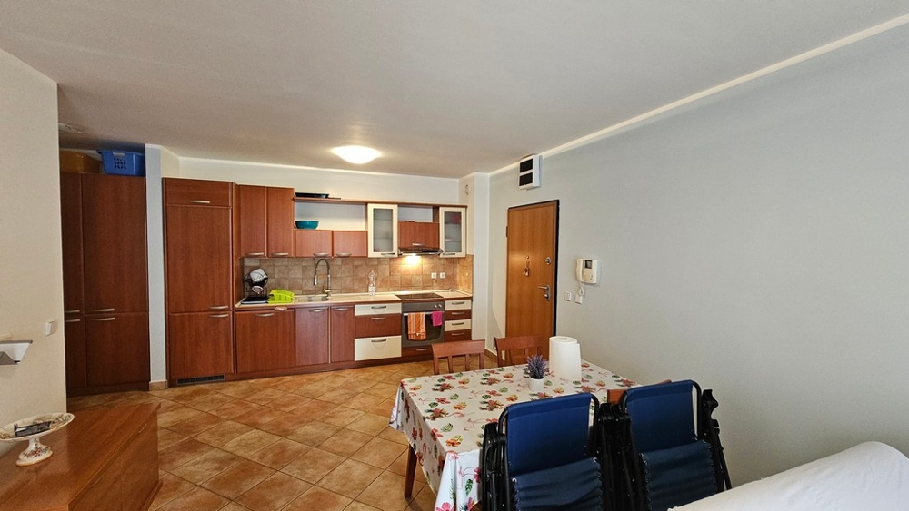 Otwarta kuchnia z wyposażoną kuchnią i jadalnią