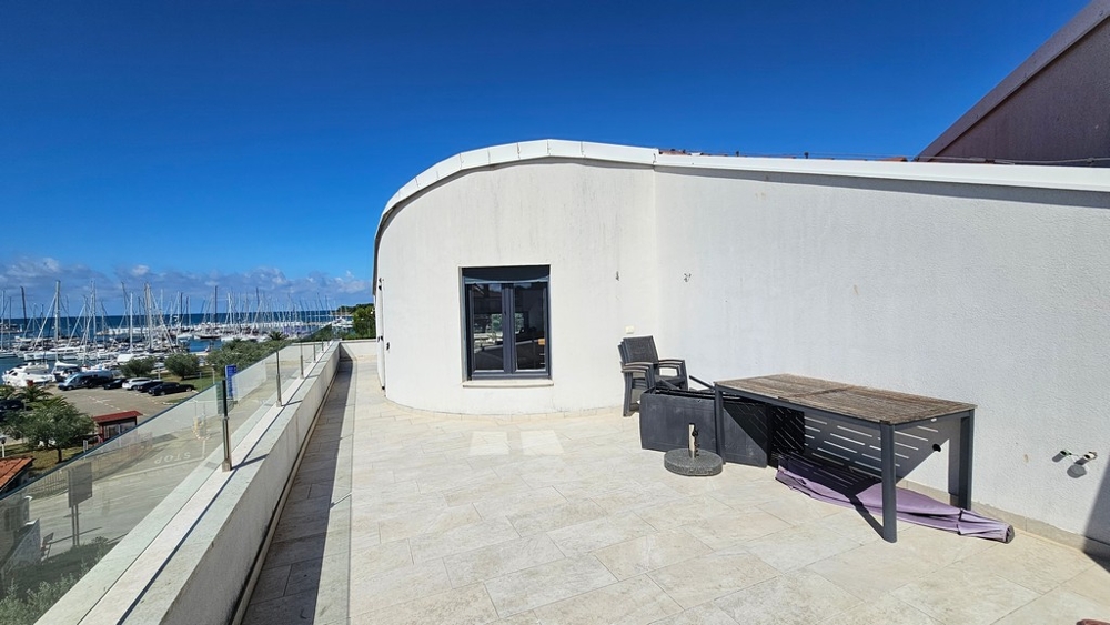 Taras na dachu apartamentu A3863 w Novigradzie na Istrii.