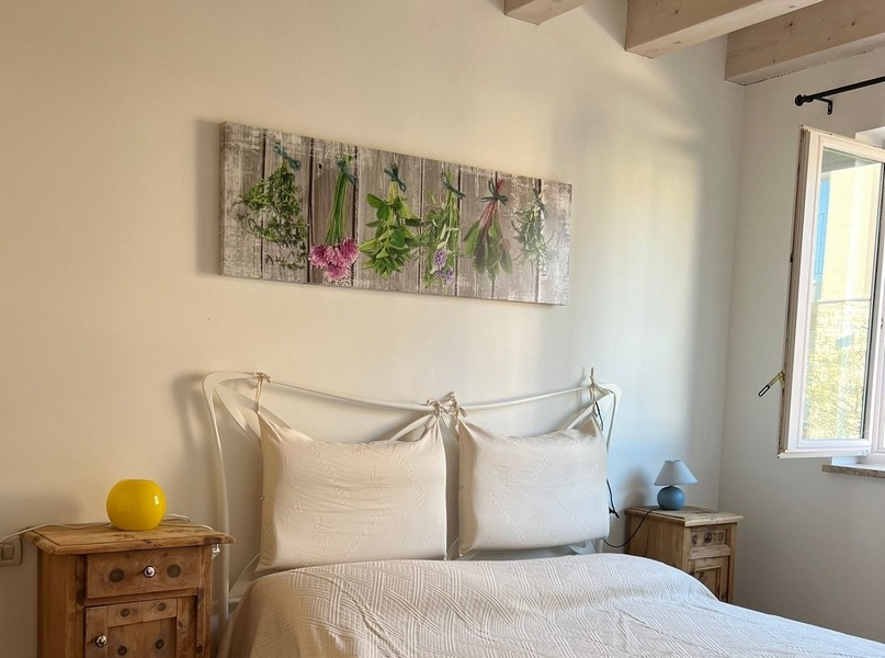 Sypialnia z podwójnym łóżkiem i drewnianym sufitem