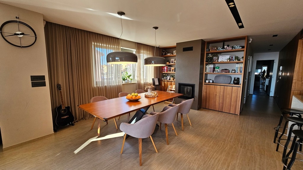 Jadalnia z kominkiem i wbudowanymi półkami