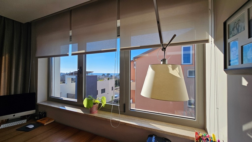 Miejsce do pracy przy oknie z widokiem na morze