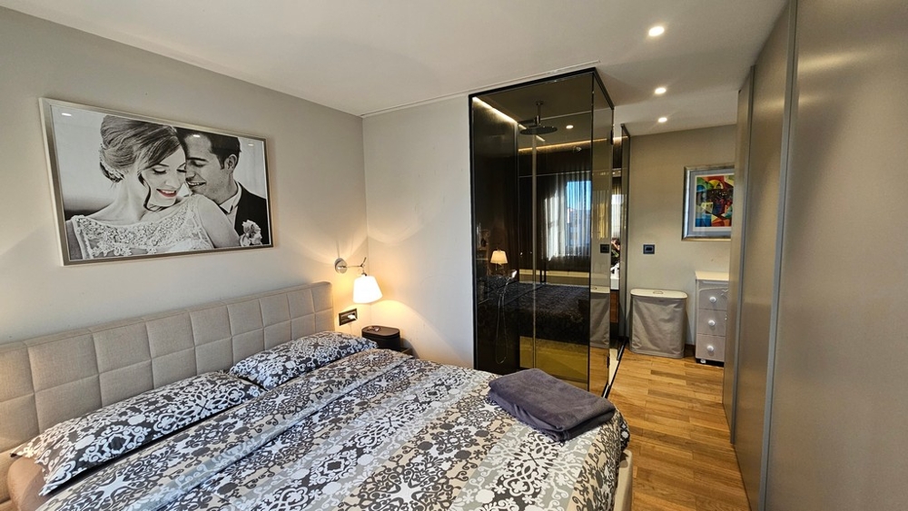 Sypialnia ze szklaną ścianą do łazienki