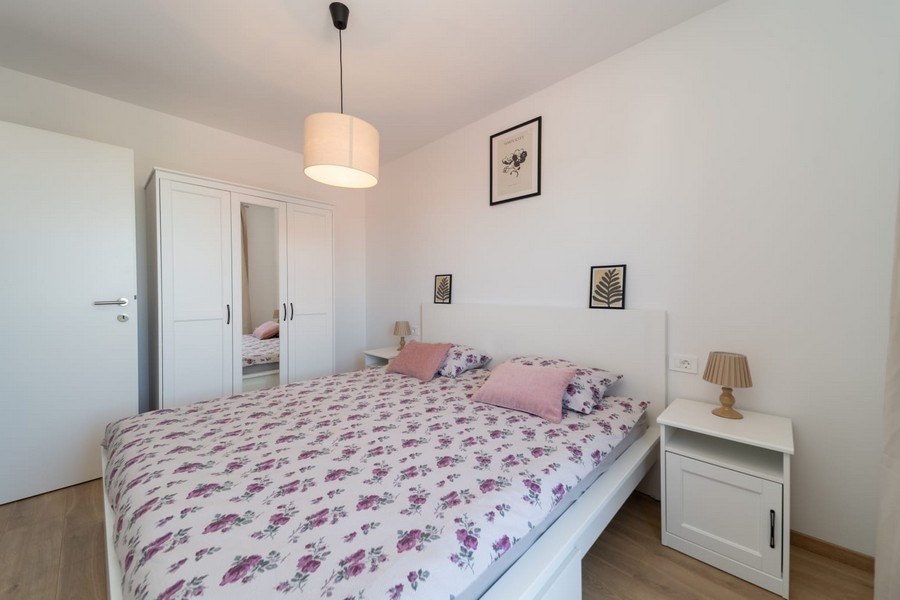 Sypialnia z wygodnym podwójnym łóżkiem i szafą.