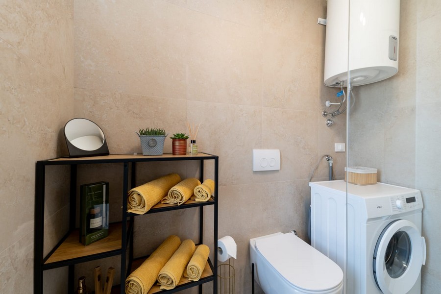 Nowoczesna łazienka z pralką i półką