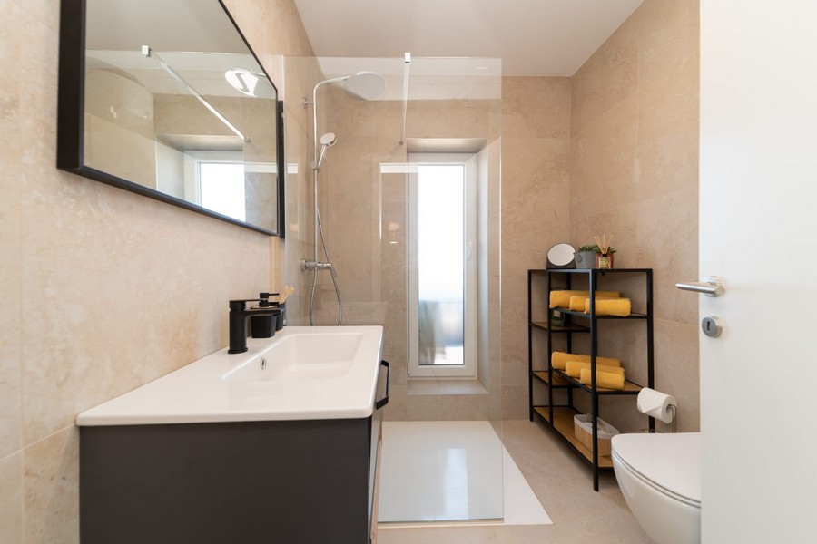 Łazienka z prysznicem, toaletką i oknem