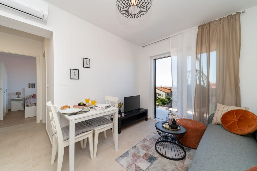 Jadalnia z wyjściem na balkon i widokiem na morze