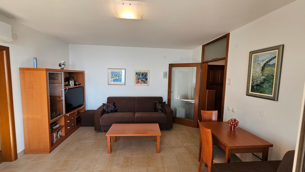 Pokój dzienny z sofą, meblami RTV i jadalnią