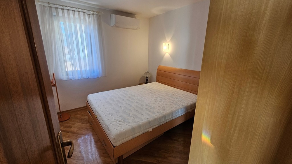 Sypialnia z łóżkiem małżeńskim i szafą wnękową