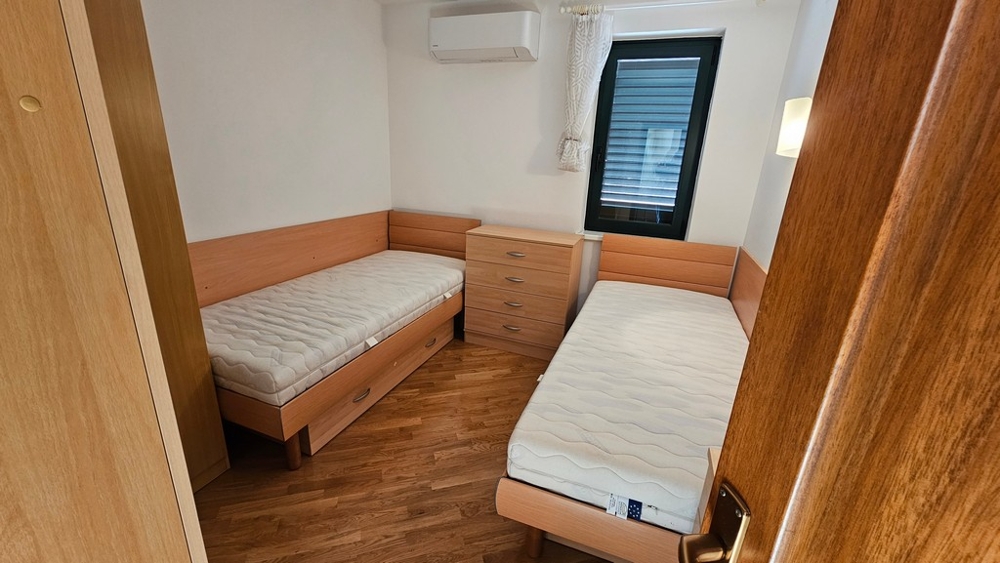 Pokój dziecięcy z dwoma pojedynczymi łóżkami