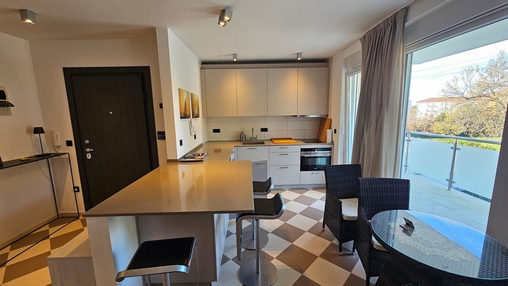 Nowoczesny salon i kuchnia z wyjściem na balkon