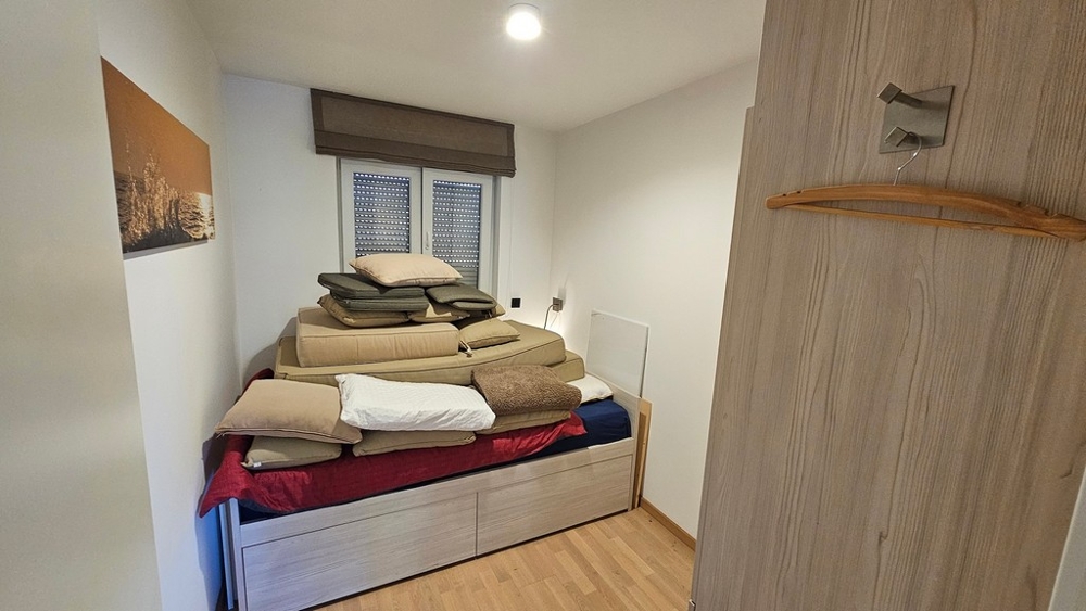 Mała sypialnia z łóżkiem pojedynczym w apartamencie Novigrad
