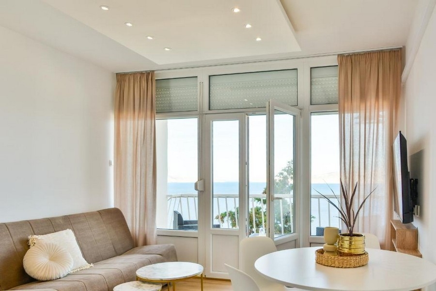 Część dzienna z balkonem i widokiem na morze w Senj, Chorwacja