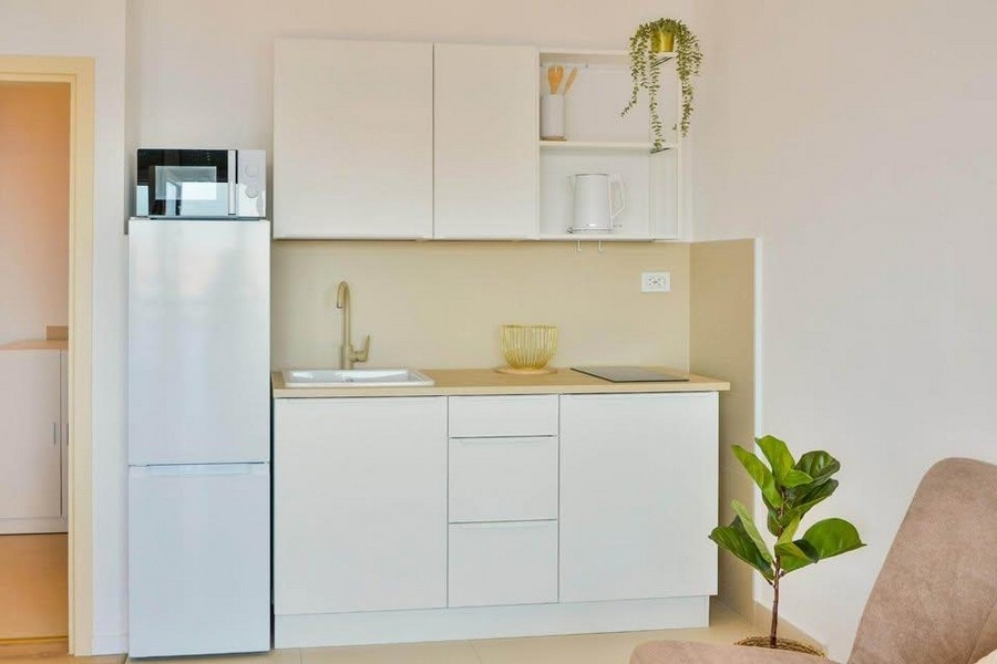 Kompaktowa kuchnia z lodówką