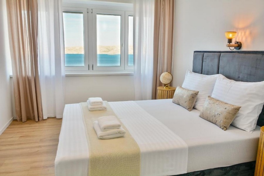 Sypialnia z podwójnym łóżkiem i widokiem na morze