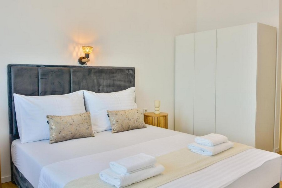 Sypialnia z wbudowaną szafą w odnowionym mieszkaniu w Senj