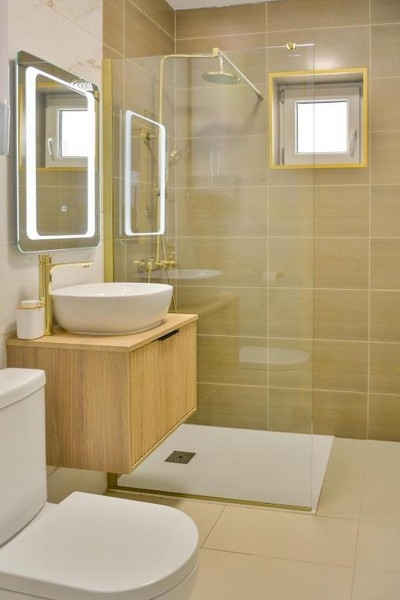 Łazienka z prysznicem na poziomie podłogi w apartamencie Senj