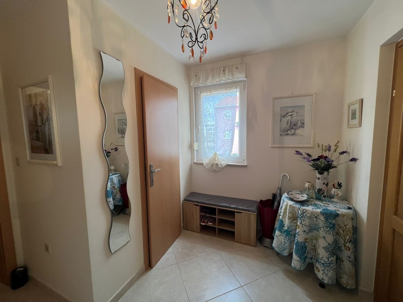 Przedpokój z lustrem i ławką