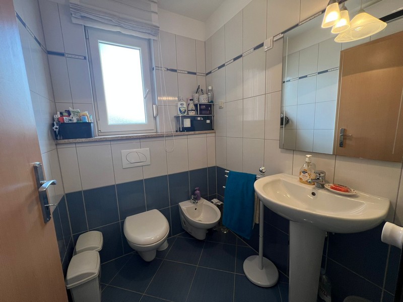 Łazienka z toaletą i umywalką