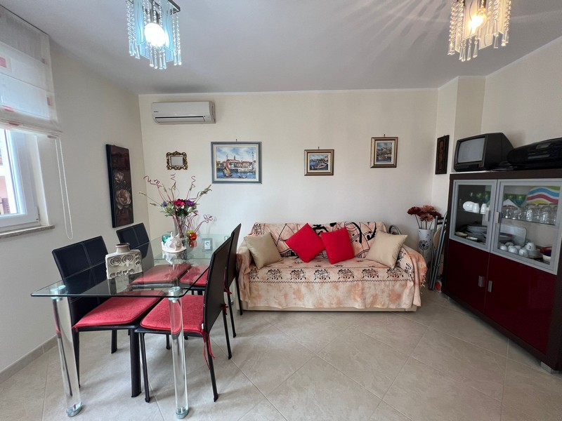 Pokój dzienny z sofą i szklanym stołem