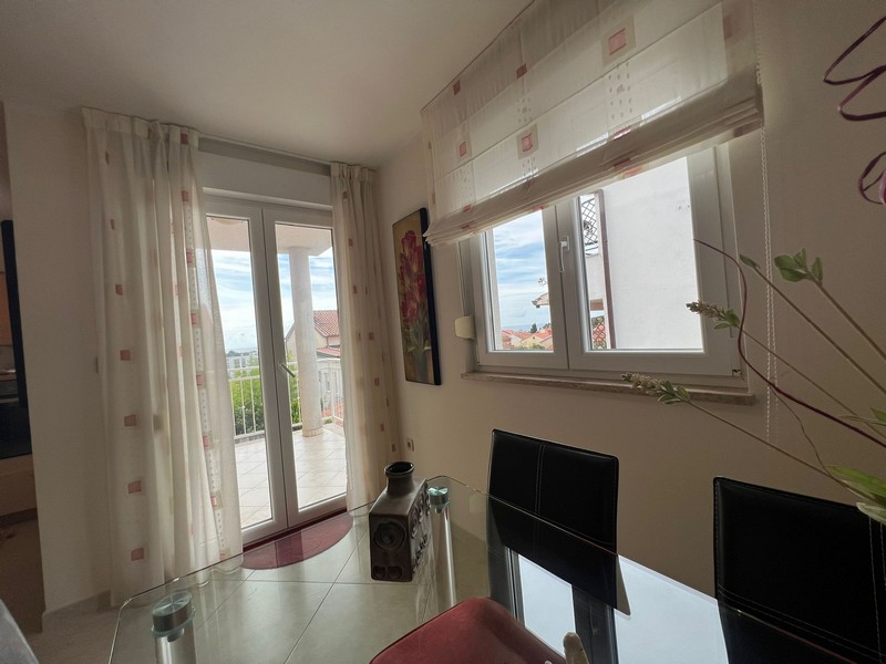 Jadalnia z wyjściem na balkon i widokiem na morze