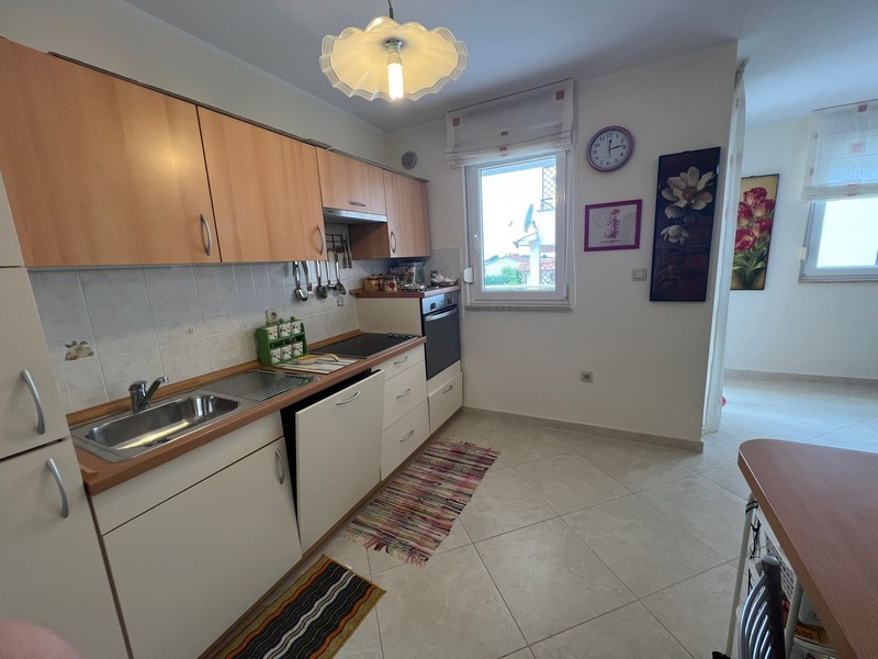 Kuchnia z blatem do pracy i miejscem do przechowywania