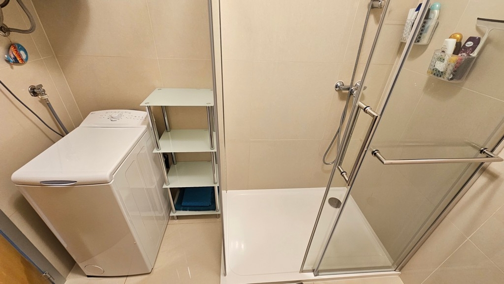 Łazienka z prysznicem i pralką