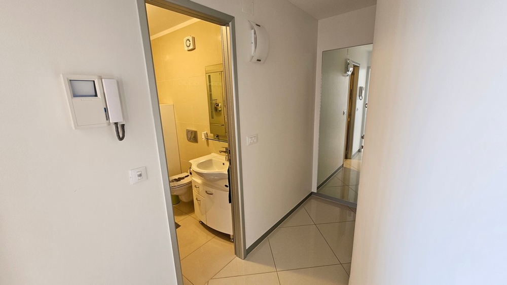 Przedpokój z wejściem do łazienki