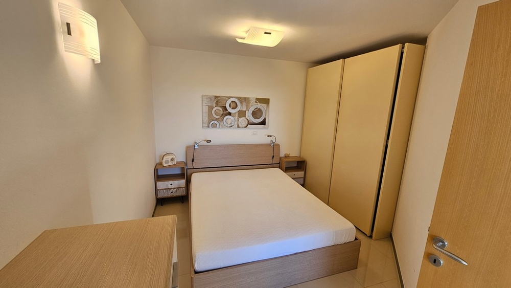 Sypialnia z podwójnym łóżkiem i szafą