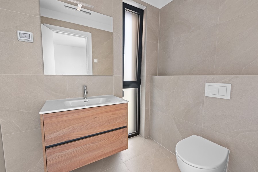 Nowoczesna łazienka z toaletką i prysznicem