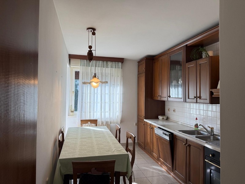 Kuchnia-salon z wyposażoną kuchnią i stołem jadalnym