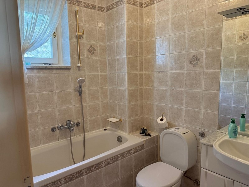 Łazienka z wanną i toaletą