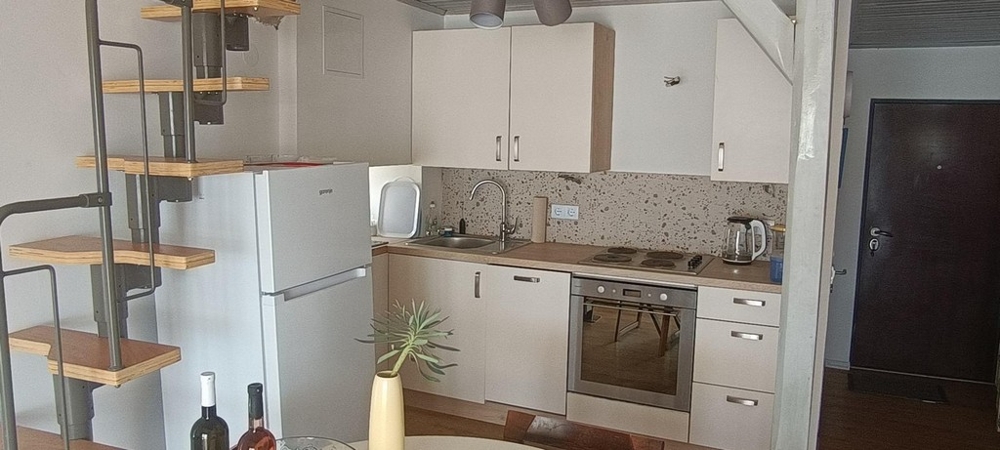 Kuchnia z zabudową AGD i otwartym planem piętra