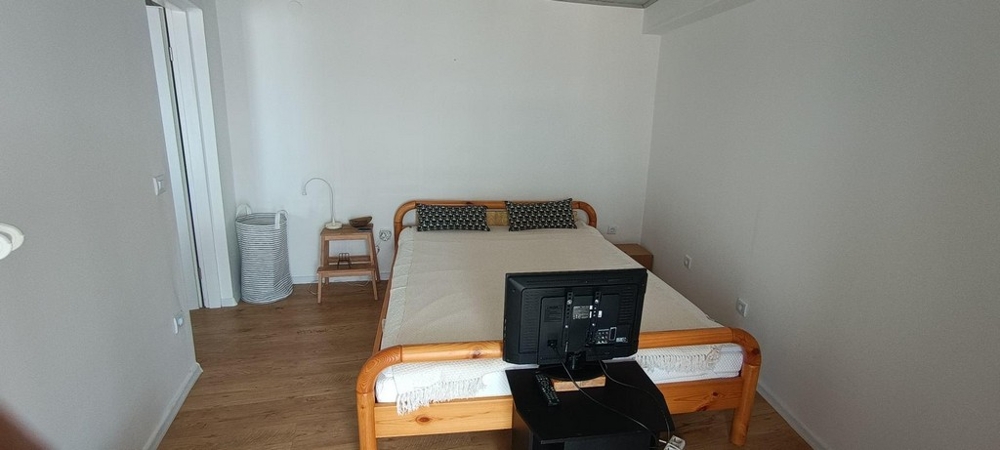 Sypialnia w dolnej części z podwójnym łóżkiem