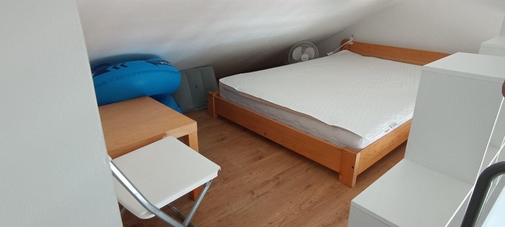 Część sypialna na galerii ze skośnym sufitem