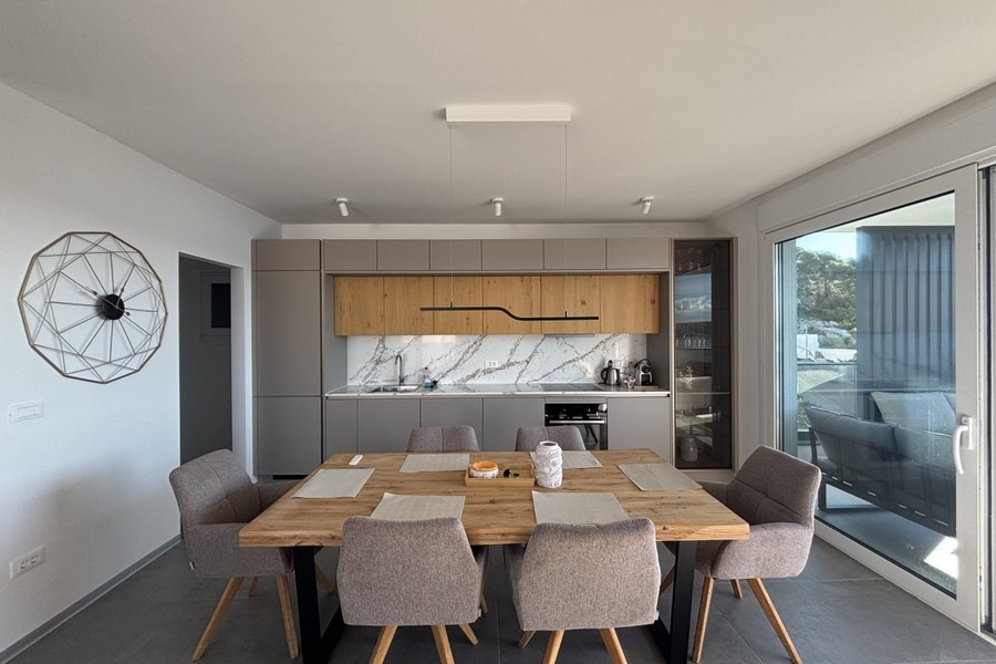 Nowocześnie wyposażona kuchnia z jadalnią i dużym oknem od frontu