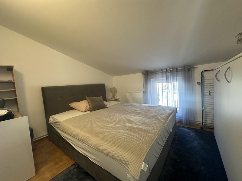 Kolejna sypialnia z podwójnym łóżkiem na poddaszu