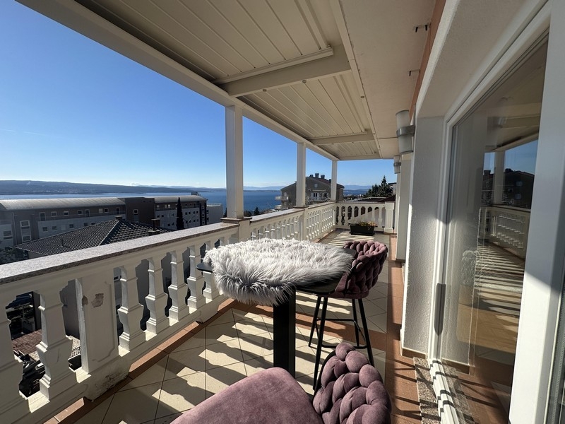 Mieszkanie z balkonem i widokiem na morze na sprzedaż w Crikvenicy, Zatoka Kvarner.