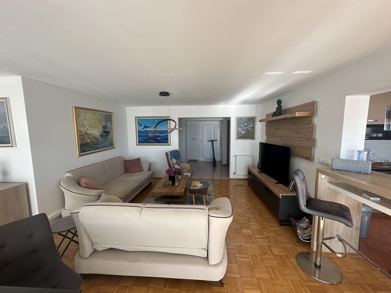 Pokój dzienny z częścią wypoczynkową i otwartym przejściem do kuchni