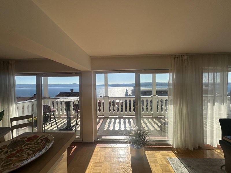 Część dzienna z dużym oknem z przodu i dostępem do balkonu z widokiem na morze