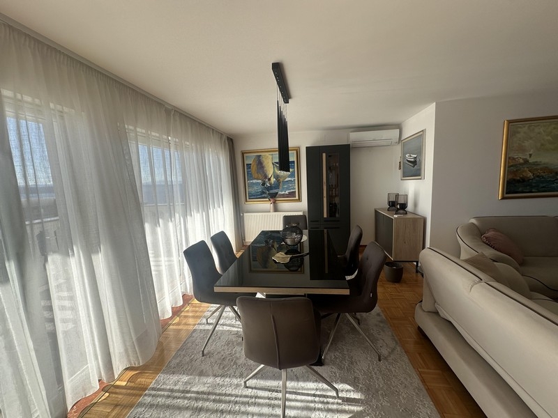 Jadalnia ze stołem i oknami sięgającymi od podłogi do sufitu