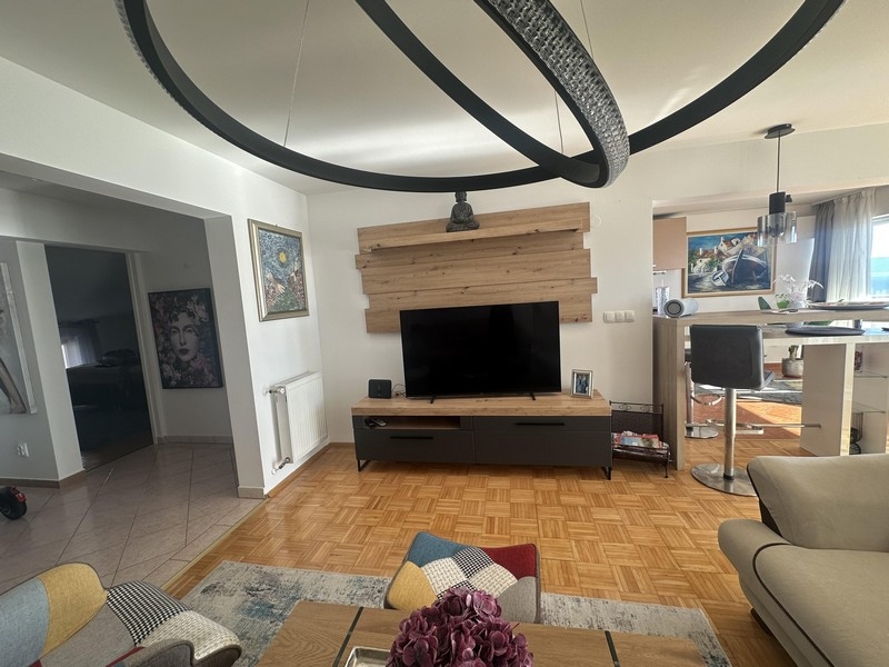 Salon z kącikiem telewizyjnym i przejściem do kuchni